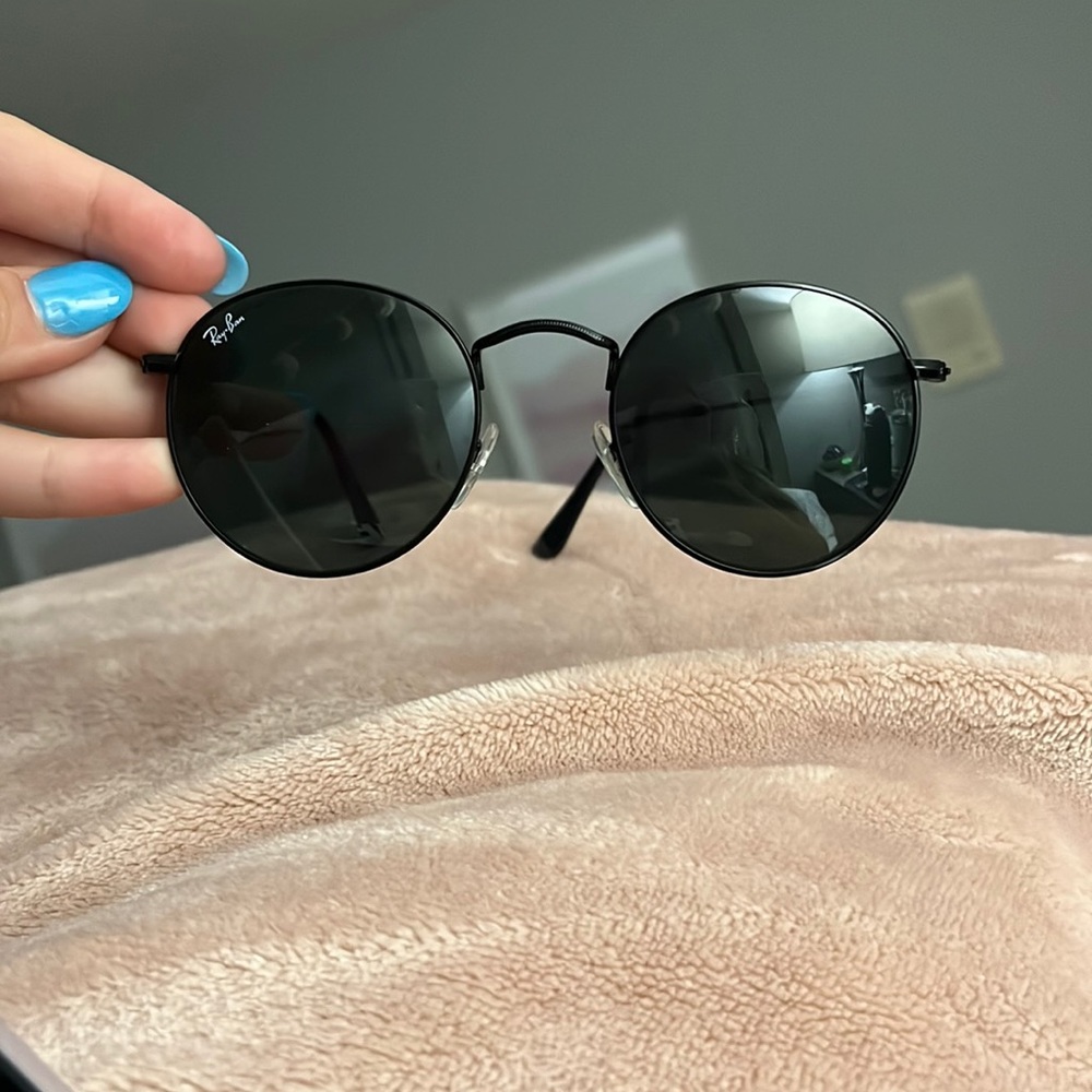 Black round ray bans